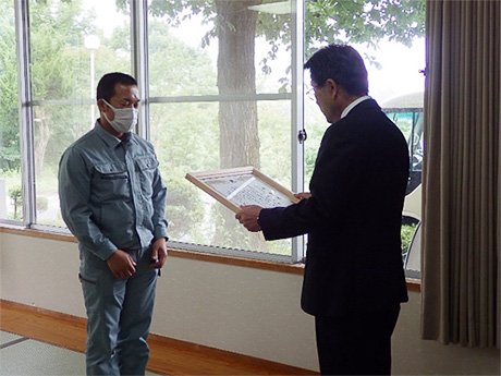 小林職員に永年勤続表彰