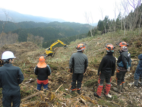 自走式木材破砕機の活用普及研修会の開催